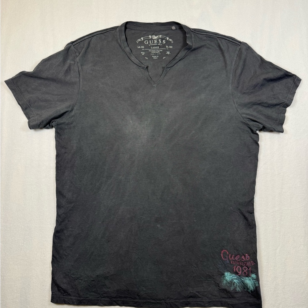 GUESS Black Short-Sleeve V-Notch Crew T-Shirt with Small Hem Graphic